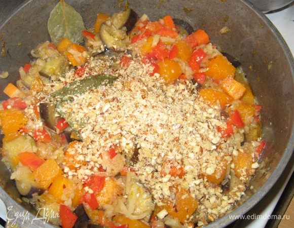 Заливаем все овощи водой, выкладываем соцветия брокколи, высыпаем орехи. Досаливаем и перчим, если нужно. При среднем кипении доводим до готовности брокколи. Гарнир готов.