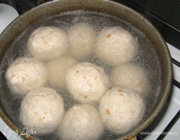 Теперь просто в большом количестве подсоленной воды отвариваем, сформированные в шарики, тефтели до готовности (минут 20) и формируем тарелку к подаче.