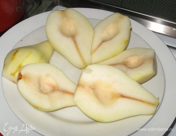 В кастрюльке, в литре воды разводим сахар, доводим до кипения, опускаем в кипящую воду груши и в течении 5 минут привариваем их на среднем огне. И достаем остывать.