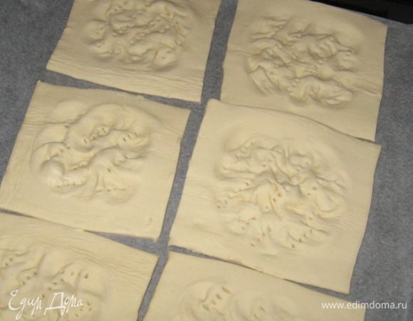 Тем временем разогреваем духовку до 180. Разрезаем тесто на 8 частей. Выкладываем на противень. Уминаем пальцами серединку и часто дырявим вилкой, чтоб внутренняя часть поднялась меньше наружных краев. Убираем в духовку на 15 минут - практически до готовности.