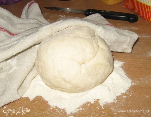 Тесто должно получиться упругим, но не резиновым. Накрываем шар теста полотенцем и отставляем приходить в себя после замеса (только на время приготовления начинки).