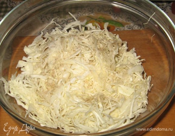 Для начинки тонко шинкуем капусту. Солим ее, перчим и мнем руками не стесняясь пока она интенсивно сок не пустит.