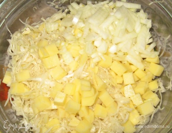 Затем мелко (как на оливье) нарезаем сырой картофель, меленько луковицу и смешиваем с капустой.