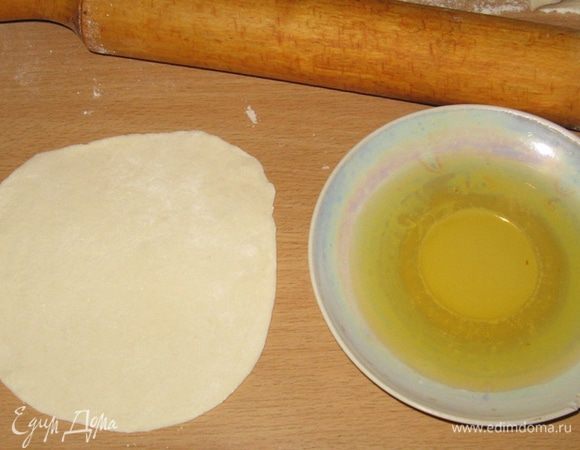 Подготовим блюдце с растительным маслом и мантышницу или пароварку. Тесто делим на 2 части. Каждую формируем в колбаску, нарезаем и раскатываем достаточно тонкие (не толще 1 мм) лепешечки размером с блюдце, присыпая мукой чтоб не липло к скалке и столу.