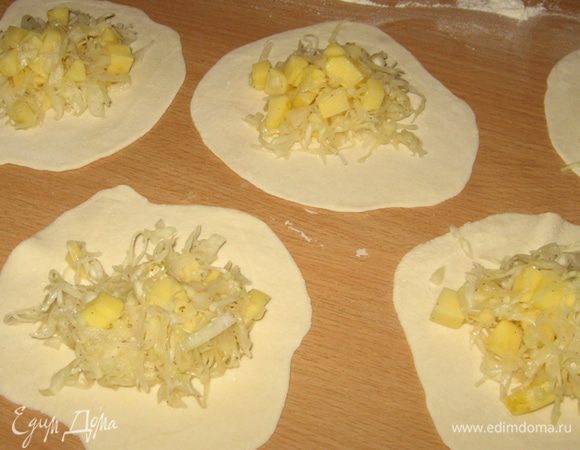 Раскладываем начинку ложкой (сцеживая сок), распределяя так, чтобы хватило на все тесто и лепим. Не успела я сделать поэтапное фото лепки... Сначала в центре соединяем четыре стороны и хорошо прижимаем пальцами в одной точке. Затем соединяем бока получившихся лепестков. Аккуратно опускаем нижней частью в масло на блюдце и выставляем в мантышницу или пароварку. Готовим 35 - 40 минут. Подаем со сметаной.