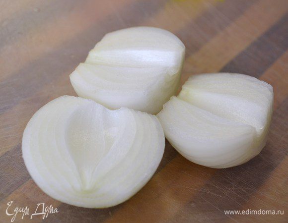 Для бульона:
Лук разрезать напополам. Всего в бульон добавить 3 половинки.