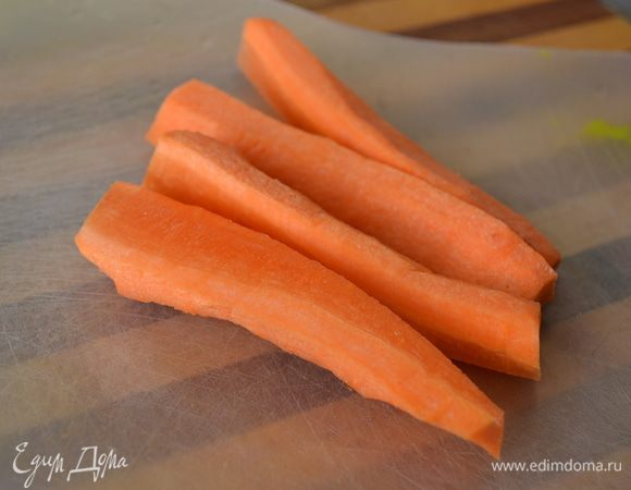 На 4 части вдоль разрезать морковь.