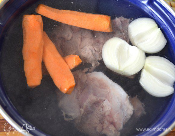 В кастрюль вылить воду, положить на дно субпродукты, добавить разрезанный лук и морковь. Поставить на небольшой  огонь, пока не закипит. После того, как бульон закипит, снять, образовавшуюся пенку. И варить около 1 часа, периодически снимая пенку.