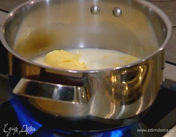 Молоко соединить в небольшой кастрюле со стаканом воды, добавить предварительно размягченное сливочное масло, сахар, соль, перемешать и довести до кипения, затем уменьшить огонь.