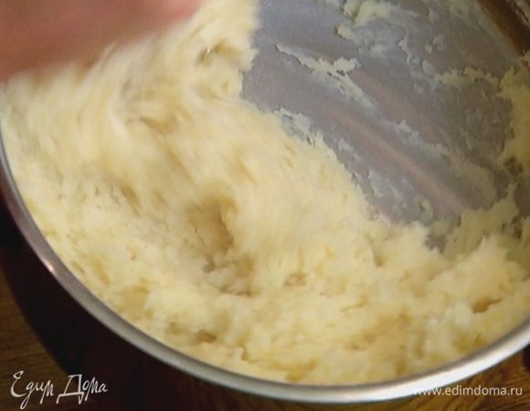 Всыпать в кастрюлю муку и очень быстро вымешать. Нужно, чтобы тесто получилось гладким и легко отходило от стенок кастрюли.