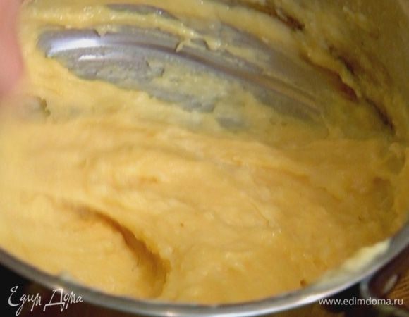 Снять кастрюлю с тестом с огня и по одному ввести яйца, каждый раз вымешивая.