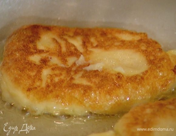 Разогреть в сковороде оливковое масло, выкладывать ложкой тесто и обжаривать оладьи с двух сторон до появления золотистой корочки.