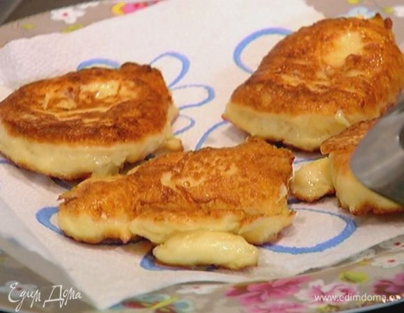 Готовые оладьи переложить на бумажное полотенце, чтобы удалить излишки жира.