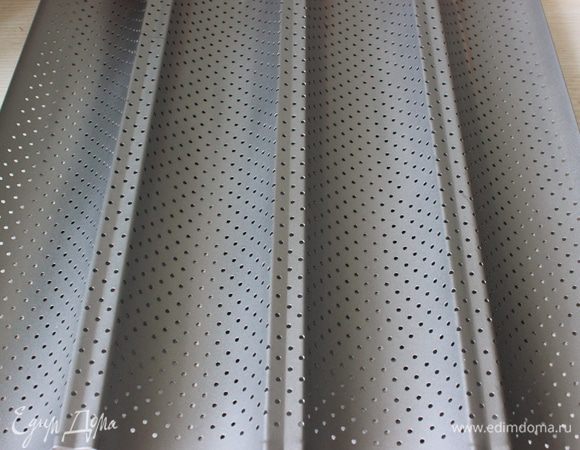 Смешать все ингредиенты и замесить тесто на 1-ой скорости  миксера 6 минут и на 2-ой - 6 минут.
Тесто будет очень мягким, не липнущим к рукам,  полностью соберется вокруг крюка. Смазать дежу маслом и оставить тесто на 1час подходить.


