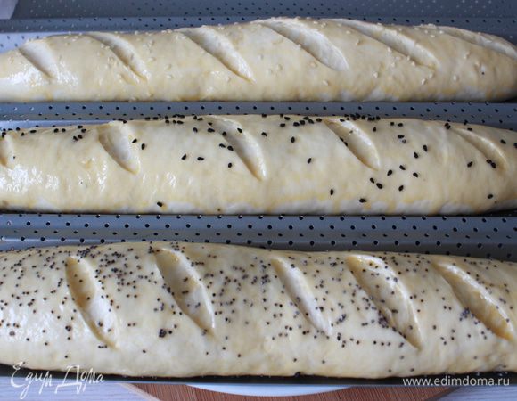 Разделить тесто на три части-по 250-300гр. И сформировать батоны.
Заготовки надрезать поперек через каждые 5 мм, смазать яичным желтком и  посыпать если нужно.
Оставить под пленкой на окончательной расстойке 90-120 минут.
Мне хватило 70мин. и надрезы сегодня я сделала редкие.