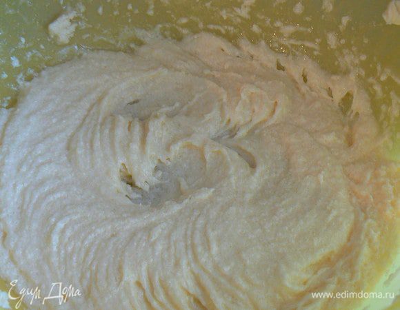 Размягченное масло взбиваем с сахаром, добавляем яйца