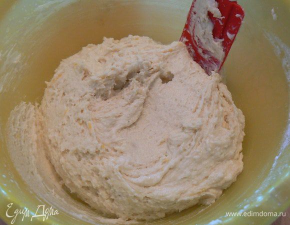 смешиваем сухую смесь и молочно-маслянную .
аккуратно перемешиваем,
