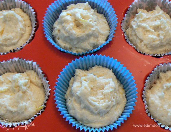 разливаем по формочкам примерно на 3/4 .

Выпекать в заранее разогретой духовке 180-200 гр.,приблизительно 30-35 минут.Сверху 