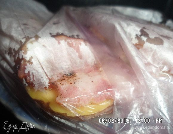 Картофель помыть и разрезать пополам (лодочки), кладем на тарелку (подходящую для микроволновок), солим,  перчим. Режим лук полукольцами и по колечку кладем на каждую половинку картофеля, солим, перчим. Режим сало (лучше если сало будет мясное, можно взять и подкопчённое - тогда запах!!) солим, перчим. На тарелку с получившимися нашими  лодочками надеваем пакет "маечку" и завязываем. Ставим в микроволновку на максимальную мощность (у меня 850 г) на 20 мин. И все через 20 минут печеная картошечка готова, налетай. 