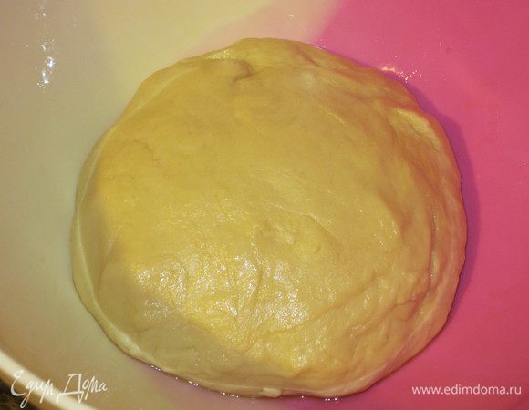 Смазать миску и тесто растительным маслом,накрыть полотенцем и поставить в теплое место на 2 часа.