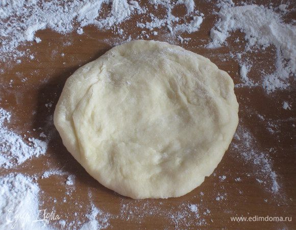 Из теста формируем  10 шариков. Шарик разминаем в лепешку .