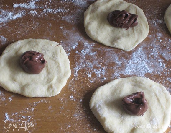 На каждую лепёшку выложить по 1 ч.л. шоколадной  пасты .....