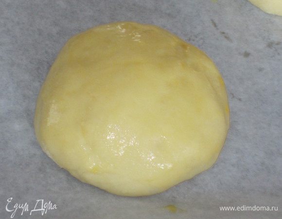 Смазать булочки яйцом......