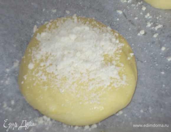 .......посыпать штрейзелем и выпекать в разогретой до 180°С духовке 15 минут.