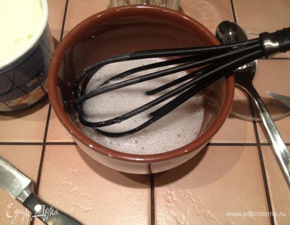 2.Теперь взбиваем белки в крепкую пену (взбиваем минуты 4,этого вполне достаточно). Добавляем в получившуюся смесь. Взбиваем.Все ингредиенты готовы.
