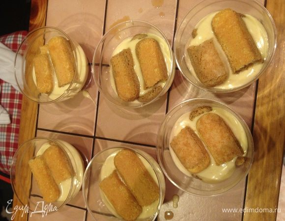 4.Достаем формочки.Наливаем смесь на дно формочки слоем 2 см примерно, вне зависимости от формы, в которой вы готовите. Затем берем наши "палочки", окунаем в кофе (лучше кофе вылить в глубокое блюдечко и туда макать).
