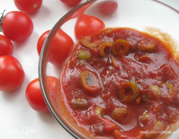 Приготовить соус. В сотейник поместить сахарный песок, воду, пассерованные помидоры. Дать закипеть, уменьшить огонь, затем добавить нарезанные оливки, каперсы, соль, перец и мускатный орех.