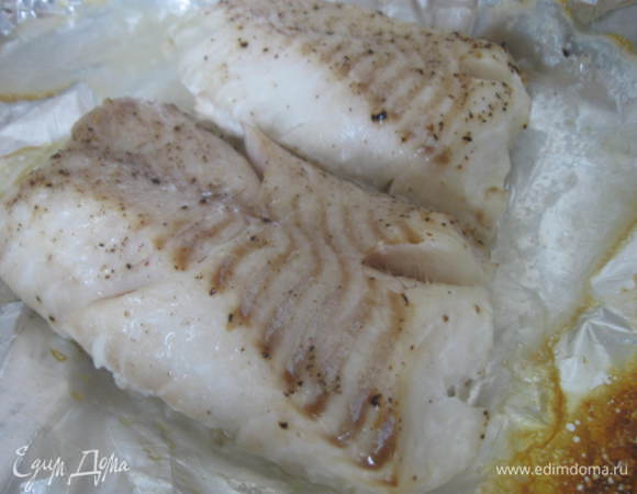 Помидоры черри пассеровать, опустив их в кипяток, затем обдать холодной водой. Снять шкурки. Разрезать пополам и немного прогреть на сковороде с оливковым маслом. Разогреть духовку до 170°C. В керамическую форму поместить треску, сбрызнув ее оливковым маслом, посолив и поперчив. Через 15 минут достать из духовки.