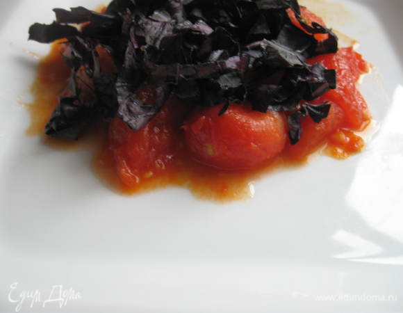 Сервировать порционно, сначала уложив помидоры, затем — нарезанный базилик.