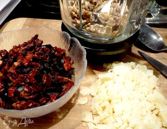 Готовим начинку. У тимьяна и розмарина отрываем листочки, укладываем в блендер вместе с грецким орехом, оливками, порезанными на кусочки вялеными томатами, натертым на терке твердым сыром и оливковым маслом. Измельчаем до пастообразной консистенции. Можно добавить немного воды, буквально пару столовых ложек.