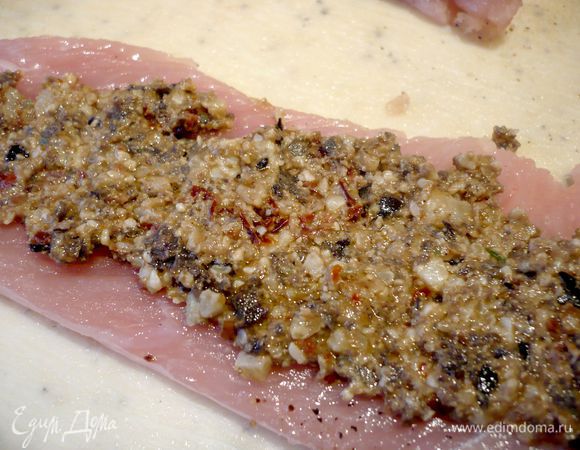 Наносим пасту на наши шнитцели и сворачиваем их в рулеты, укладываем в тарелку швом вниз. Я боковые края не подворачивала внутрь, если хотите и форма шнитцелей Вам позволяет, можно завернуть боковые края внутрь и только потом сворачивать шнитцель в рулет.