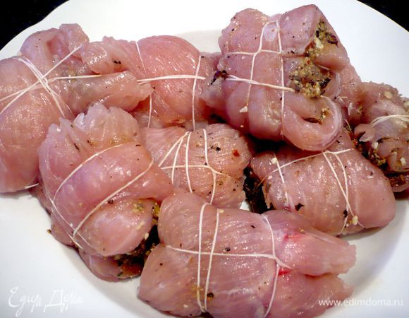 Перевязываем наши рулетики специальной нитью. Убираем под пленкой в холодильник.