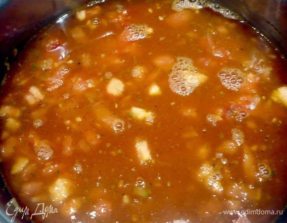 Обжариваем лук, сельдерей и чеснок на оливковом масле в кастрюле, в которой потом будем тушить наши рулеты. Добавляем помидоры, томат и овощной бульон, а также базилик, перемешиваем хорошенько и варим соус примерно минут 15 на среднем огне. Солим и перчим соус по вкусу.