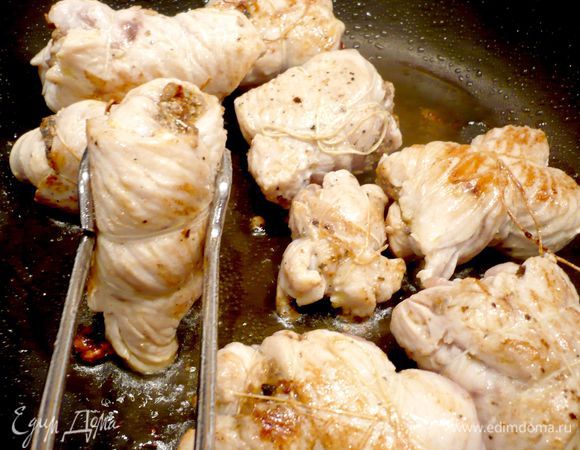 Рулеты обжариваем со всех сторон на оливковом масле. Я использовала для этого щипцы для гриля. 