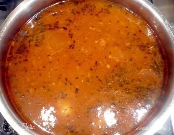 Укладываем наши рулеты в соус и оставляем томиться на медленном огне минут двадцать. 