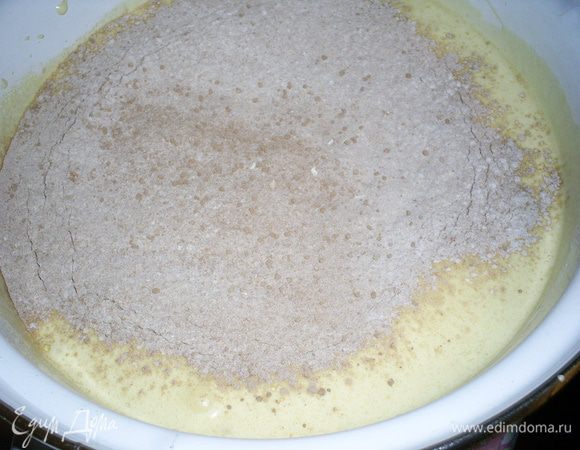 Просеиваем половину мучной смеси на яичную.