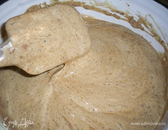 Аккуратно перемешиваем лопаткой сверху вниз от краев к центру. Аналогично поступаем со второй половиной мучной смеси.