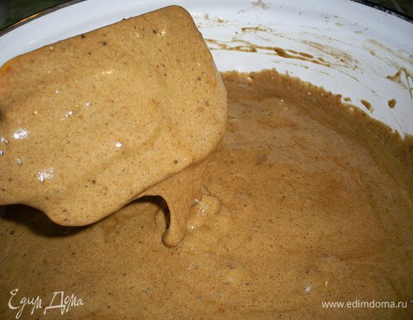 Тем временем у нас уже готов кипяток, в которым мы растворяем кофе. Добавляем кофе в наше тесто, перемешиваем. Готовое тесто стекает с лопатки ленточкой.