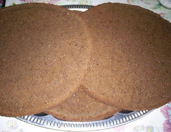 Остывший бисквит освобождаем от формы и разрезаем на три коржа.