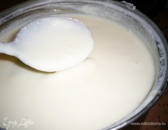 С кремом все совсем просто. Смешиваем молоко, сливки, сахар и цедру. Ставим на плиту и постоянно помешивая доводим почти до кипения, но не кипятим. Добавляем предварительно замоченный в холодной воде и отжатый желатин и поломанный на кусочки белый шоколад. Размешиваем до полного их растворения. Далее автор рекомендует поставить крем на ледяную баню и мешать его до загустения. Признаюсь честно, у меня терпения на это не хватило. Я охладила крем в кастрюле с холодной водой и отправила его в морозилку примерно на 40 минут.  Пару раз заглянула в морозилку, чтоб проверить, как он себя чувствует. Достала его оттуда, когда увидела, что крем начал густеть.