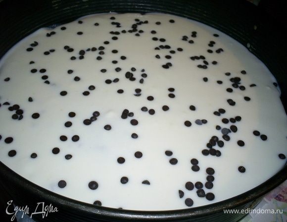 Приступаем к сборке торта. Помещаем один корж в кулинарное кольцо или кольцо от разъемной формы. Выливаем на него половину крема и посыпаем половиной шоколада. Накрываем вторым коржом, выливаем оставшийся крем и посыпаем шоколадом. Накрываем третьим коржом и слегка придавить.