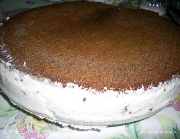 Отправляем торт на ночь в холодильник застывать минимум на 6 часов, лучше на ночь.