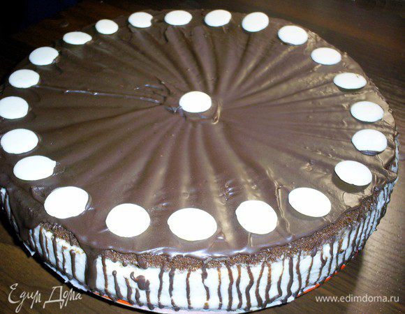 Для глазури растапливаем на водяной бане шоколад и масло. Даем немного остыть и наносим на верх и бока торта. Украшаем по своему желанию. У меня были диски из белого шоколада. На что-то серьезное времени как всегда не хватило, но на вкусе это никак не отразилось))) 