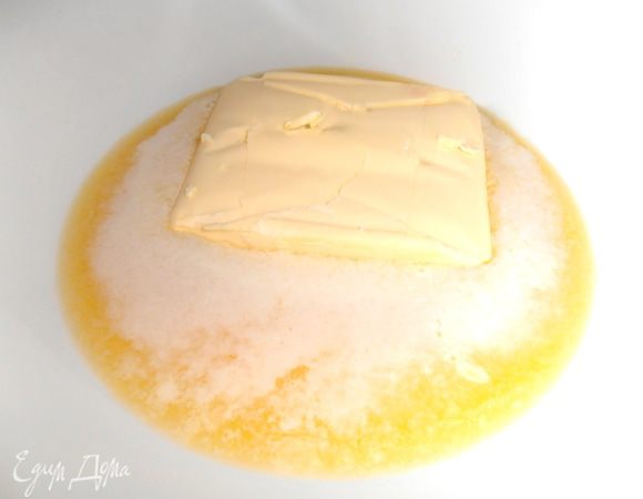 Пачку масла ставим на водяную баню и ждём,когда растопится...