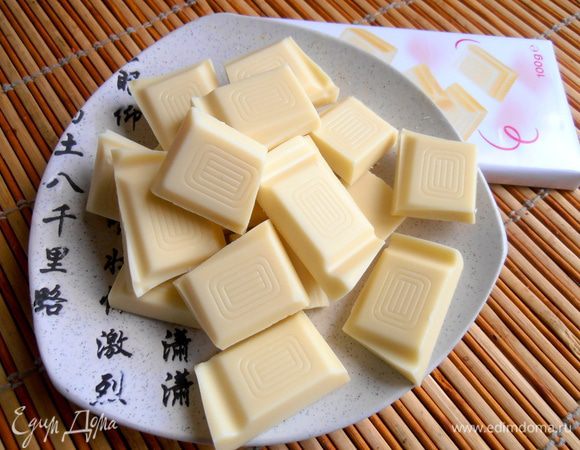 Шоколад поломать для удобства на кусочки...Ладно,один кусочек можно бросить в рот!