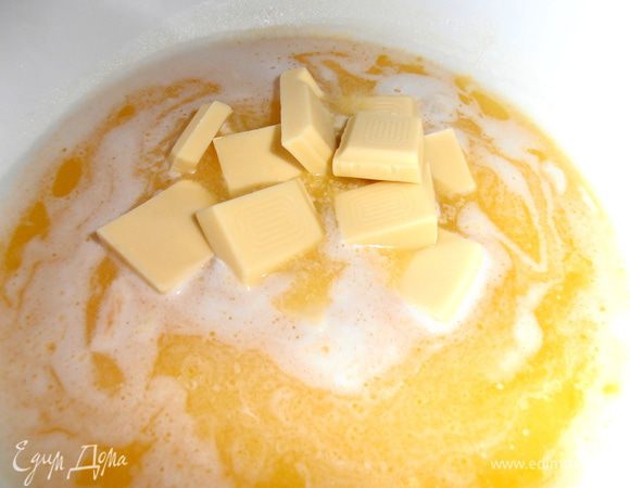 Подбрасываем прекрасный шоколад в маслице и топим,топим его,помешивая.